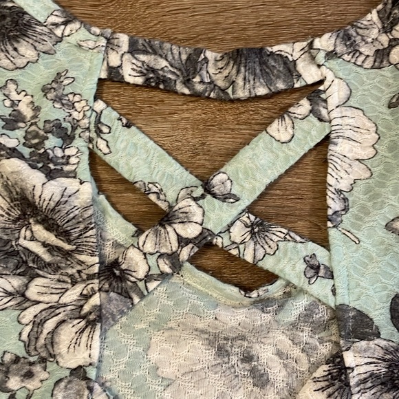 Wet Seal Seafoam Cropped Floral Tank Top with Open Back Crisscross Detail - Picture 5 of 5